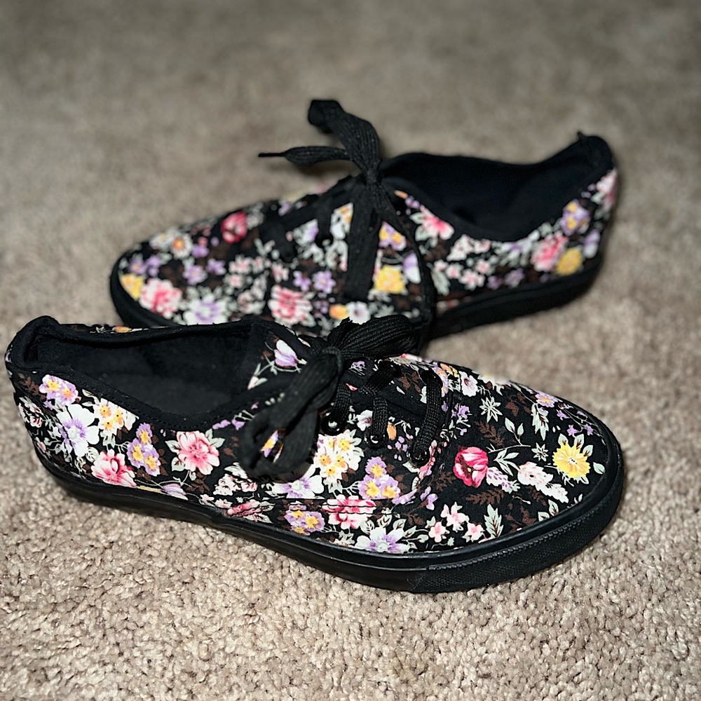 Hot Topic size 5/7 black floral lace up canvas sneakers